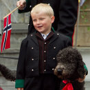 Prins Sverre Magnus med familiens hund, Milly Kakao. (Foto: Heiko Junge / Scanpix)